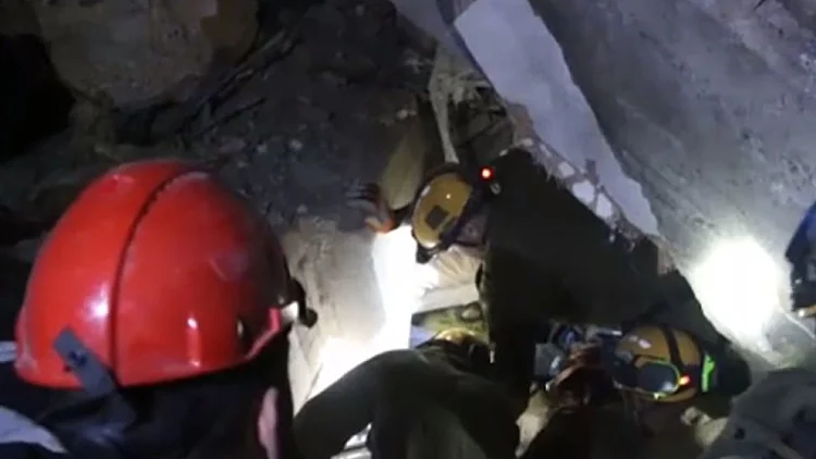 המשלחות הישראליות מחפשות חיים בין ההריסות: "עדיין בשעות הזהב"