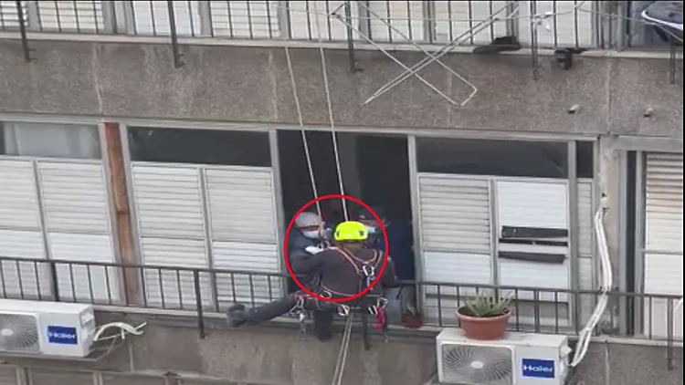 גיבור היום: תינוקת נלכדה בבניין בוער - חמודי חילץ אותה