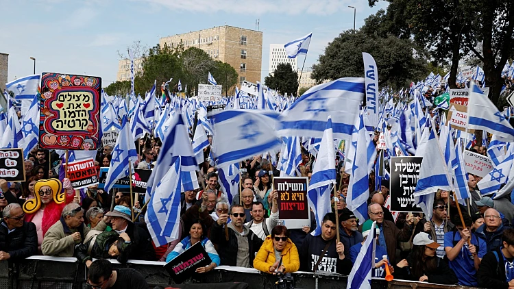 מביטים בדאגה: כך מסוקרת בעולם המהפכה המשפטית - והמחאה נגדה