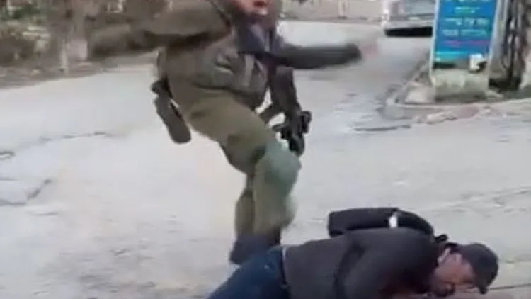 החייל שתקף פעיל פלסטיני בחברון מתנצל: "לא הייתי צריך לבעוט"
