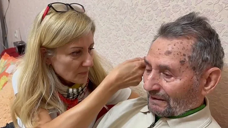 לנה מנסה לשכנע את הוריה להימלט לישראל: "איך אפשר לעזוב הכול?"