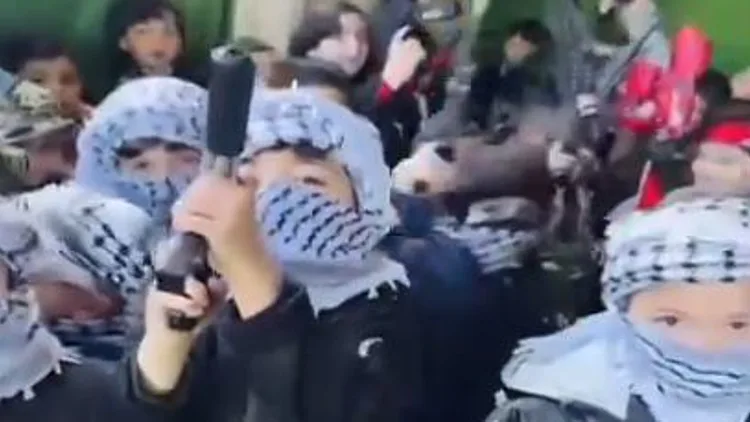 הסתה מגיל צעיר: ההצגה בגן שבה הילדים שיחקו שאהידים וחיילים