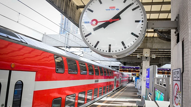 הרוגה מפגיעת רכבת בת"א; טכנאי מעליות מת בתאונת עבודה בר"ג