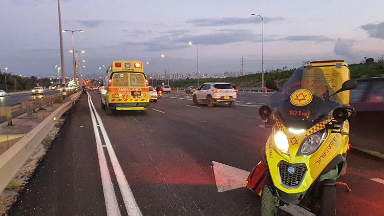 אמבולנס בכביש 5