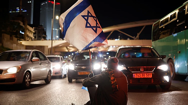 רבבות הפגינו ברחבי הארץ, מאות חסמו את איילון לדרום
