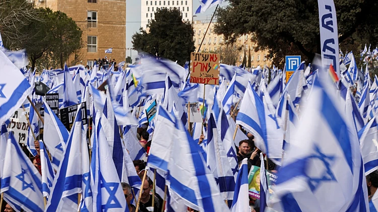 המהפכה המשפטית בנקודת הכרעה: החוקים הראשונים מגיעים להצבעה