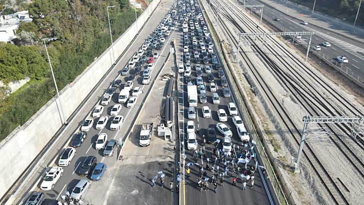 "יום המאבק הלאומי": אלפים מפגינים, צירים בת"א נחסמו לתנועה