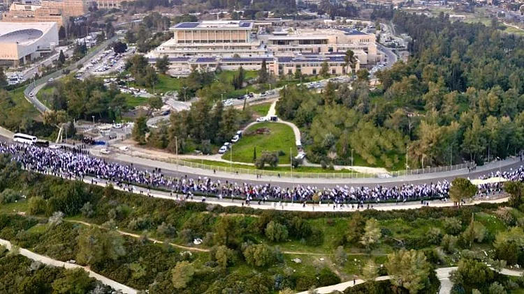 "יום המאבק הלאומי": רבבות מפגינים מחוץ לכנסת