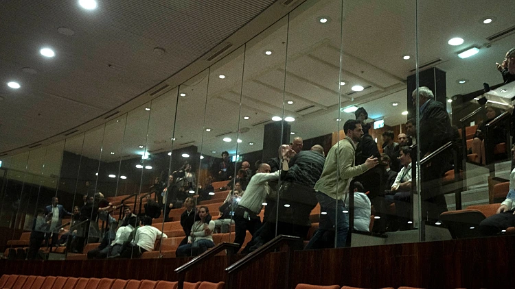 החל הדיון בכנסת: ח"כים התעטפו בדגל והוצאו, מפגינים התפרעו ביציע