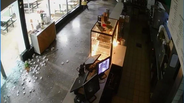 תיעוד: סניף "ארומה" הושחת בנגב, חשד לפרוטקשן