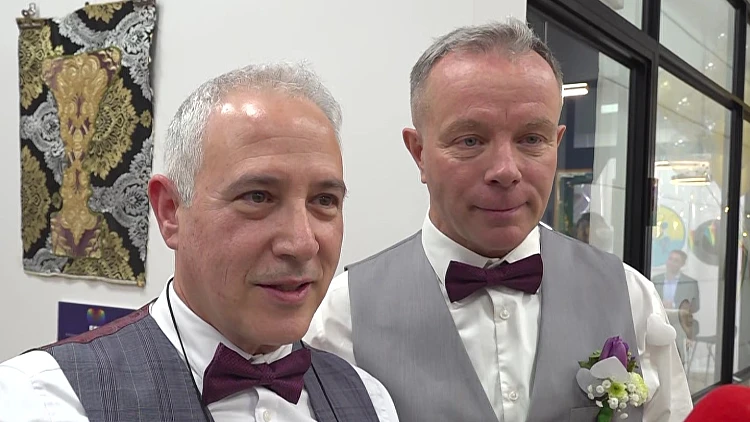 גאווה ברמת בן: זוגות להט"בים מתחתנים בטקס חגיגי בשידור חי