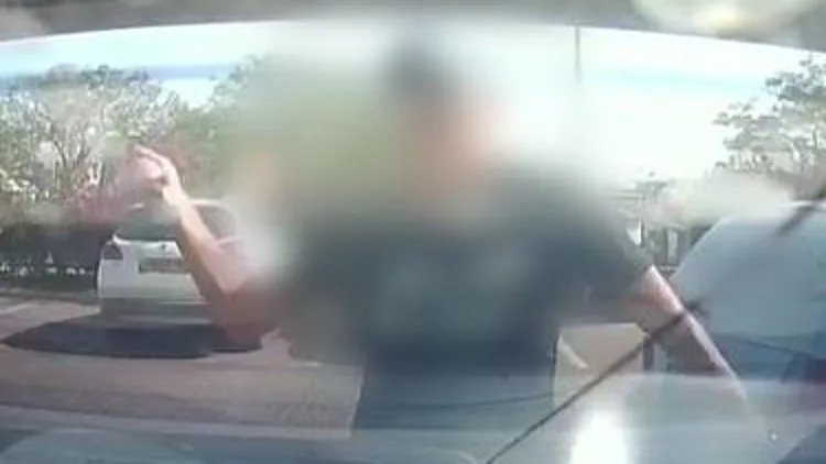 בגלל ויכוח בכביש: רדף, איים וניפץ את שמשת הרכב עם אלה | תיעוד