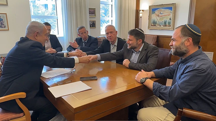 סמוטריץ' וגלנט חתמו על הסכם חלוקת הסמכויות במשרד הביטחון