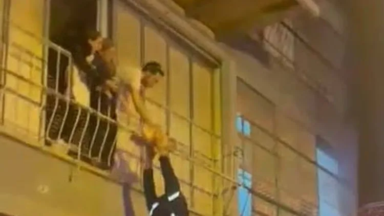 תיעוד: תינוקת חולצה מדירה בוערת בבני ברק