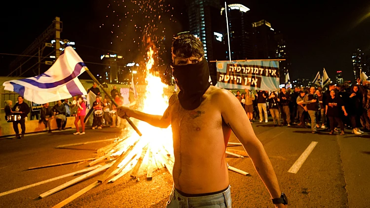 160 אלף מחו בת"א, מפגינים פרצו לאיילון; חלק נעצרו