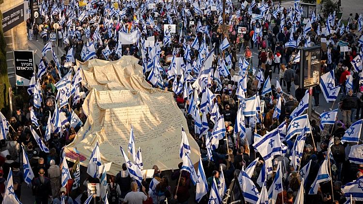 מפגינים נגד הרפורמה נושאים את מגילת העצמאות