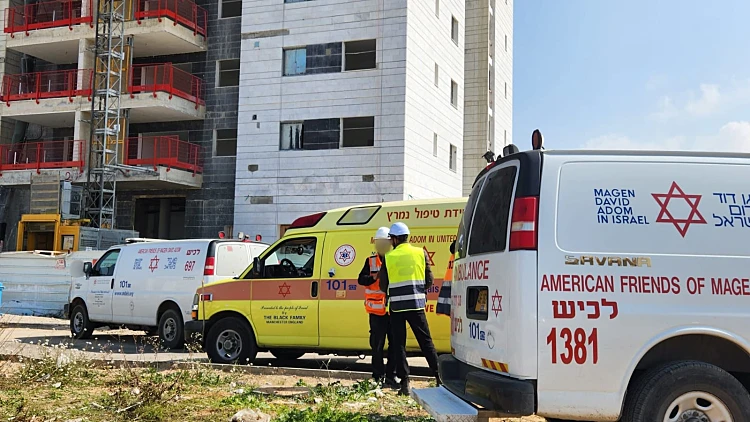 אמבולנס באתר בנייה (ארכיון)