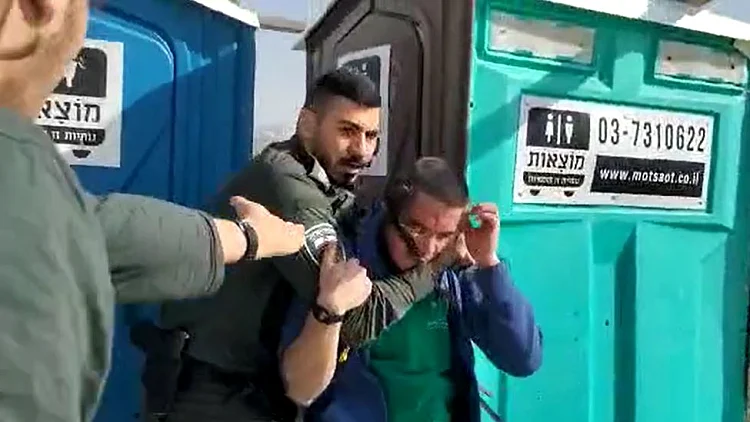 עימותים באביתר: כוחות הביטחון מנסים לפנות את המתנחלים