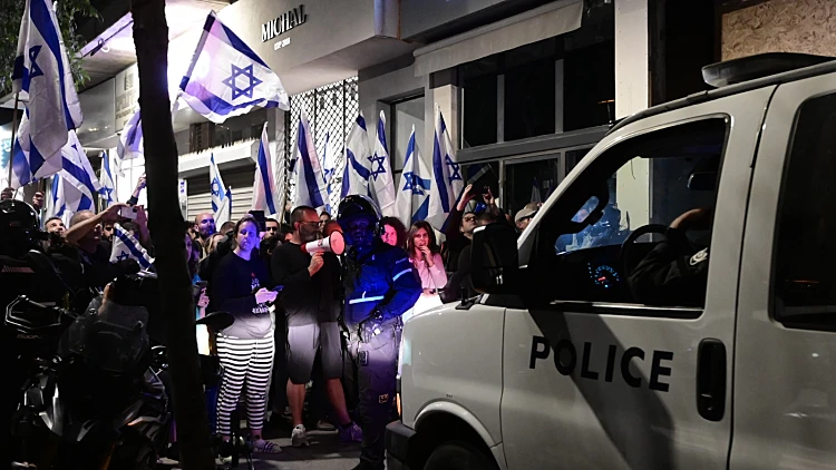 רימוני הלם, עימותים ומצור על אשת רה"מ: המאבק עלה שלב