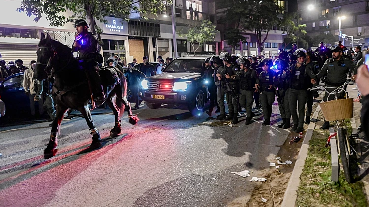 שרה לא לבד: ההיסטוריה של המחאות נגד נשות נבחרי הציבור