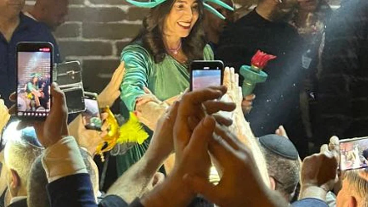 ה"משתה" של רגב: השרה כ"פסל החירות" נגד ה"אנרכיסטים"