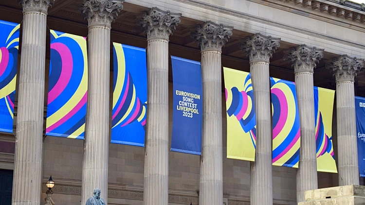 המורשת של ליברפול: בריטניה מתכוננת לאירוויזיון ומבטיחה חגיגה