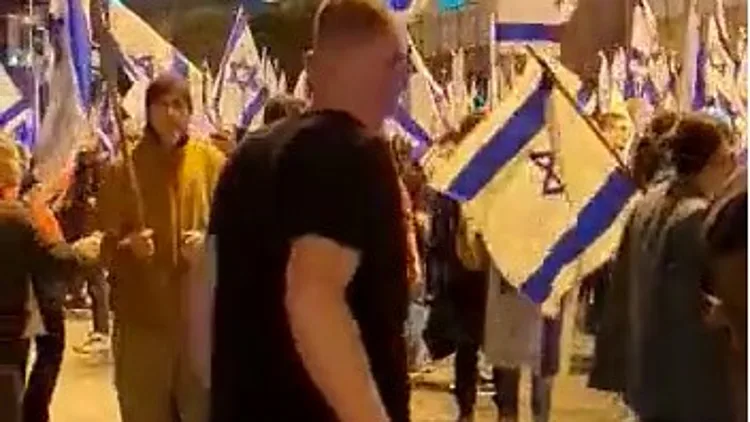 פטיש, זיקוקים וביצים: עליית מדרגה באלימות נגד מפגיני המחאות