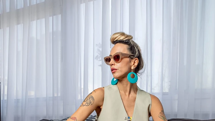 אופנה חליפה בניוד נעליים צהובות ואקססוריז