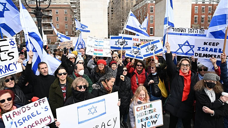 מחוץ לנאום סמוטריץ' בארה"ב: מאות הפגינו נגד המהפכה המשפטית
