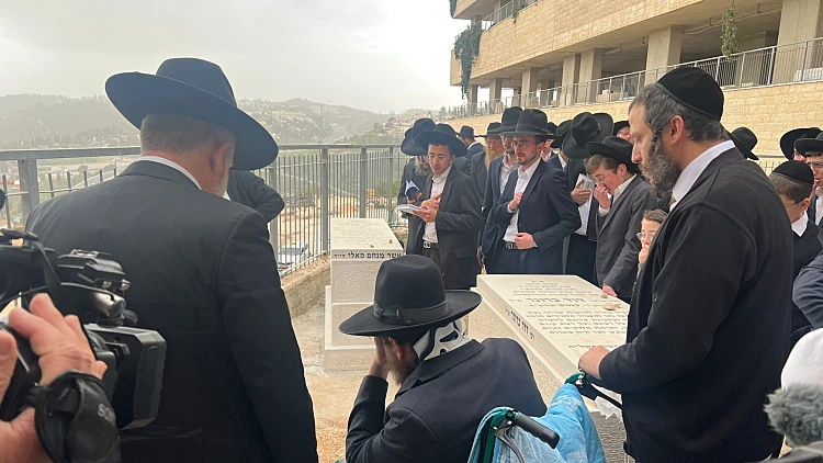 חודש לאחר הפיגוע ברמות: האב שנפצע עלה לקבר בניו שנרצחו