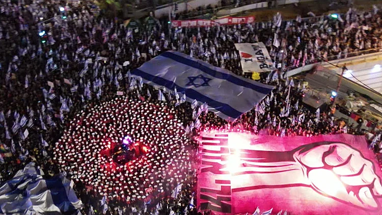 עובדים במחאה: האנשים שהפכו את ההפגנות למשרה מלאה