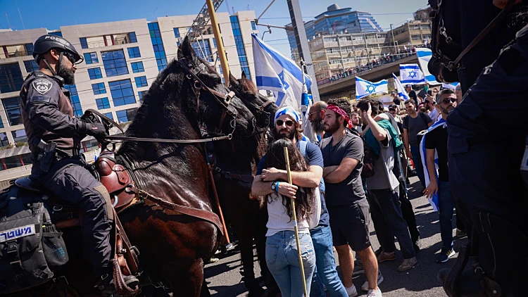 עימותים בין שוטרים למפגינים באיילון, 10 נעצרו; מוחים הותקפו