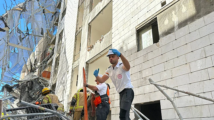 פיגומים קרסו באתר בנייה בר"ג: שני פועלים נהרגו, שישה נפצעו