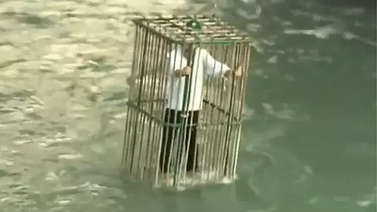 יכולים ללמוד מהם? העיר שמענישה את הפוליטיקאים שלה בכך שהיא מטביעה אותם בכלוב בנהר | רשת 13