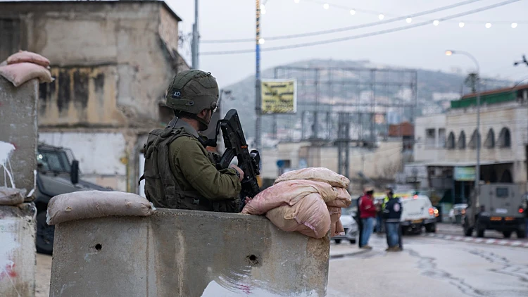 חשד לפיגוע: חייל צה"ל נפצע קל מרכב שהאיץ לעברו בחווארה