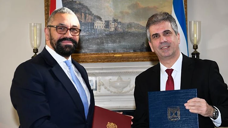 שר החוץ אלי כהן בפגישתו עם מקבילו הבריטי