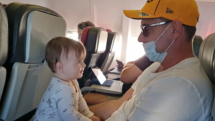 בקרוב: כרטיס טיסה לתינוקות - דרישות הדיילים האמריקנים