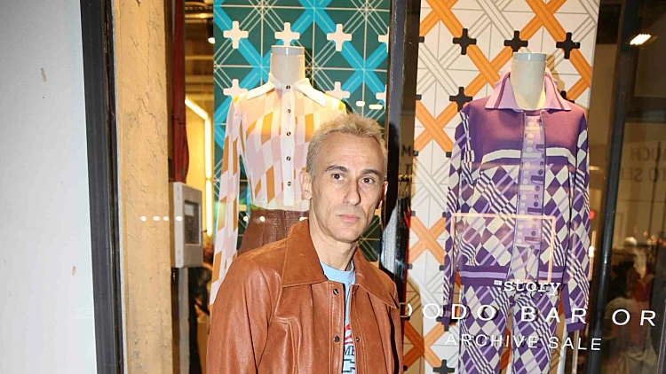 אסף אמדורסקי חובק בת זוג חדשה - ויש לה היכרות מוקדמת עם גרושתו