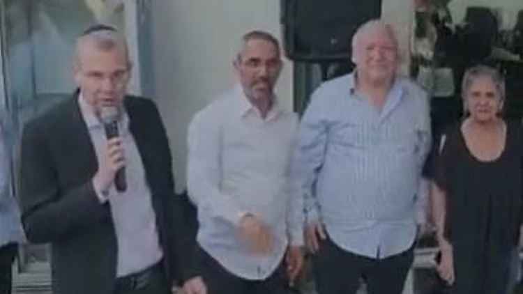 לוין במסיבה של ראש משפחת הפשע: "כולנו נעבוד למען הצלחתך"