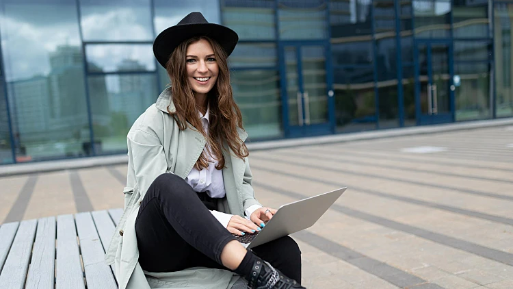 עבודה מרחוק, מחשב נייד, טיול, נערה עם לפטופ