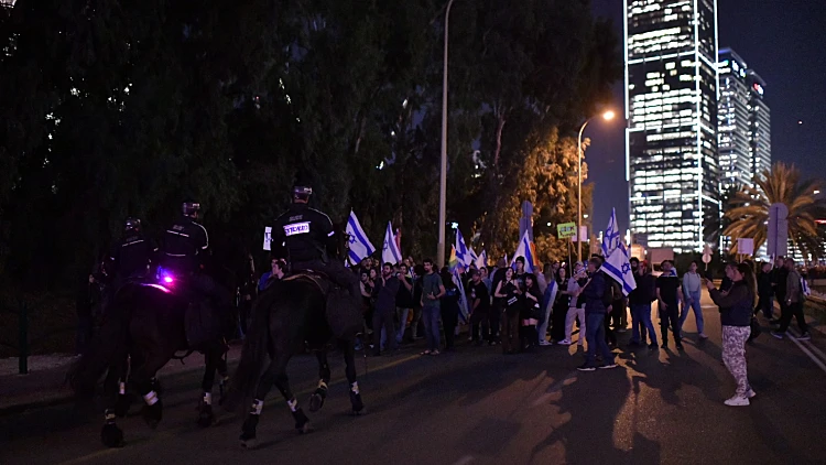 מדינה במחאה: המשטרה השתמשה ברימוני הלם לפזר את ההפגנה בת"א