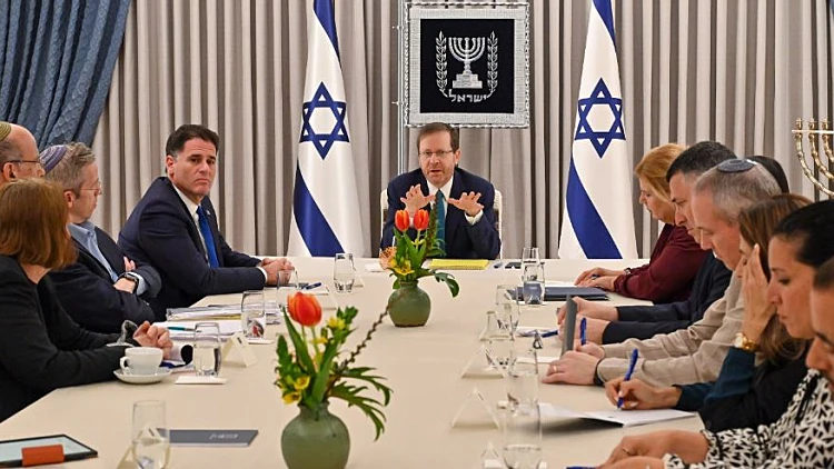 אחרי כשעה בלבד: הסתיימה פגישת ההידברות אצל הנשיא