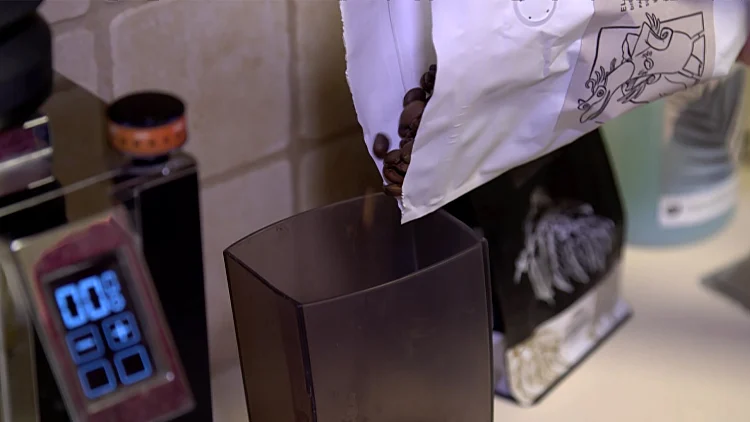 הולכים יותר, ישנים פחות: המחקר שכל מי שמכור לקפה חייב לראות