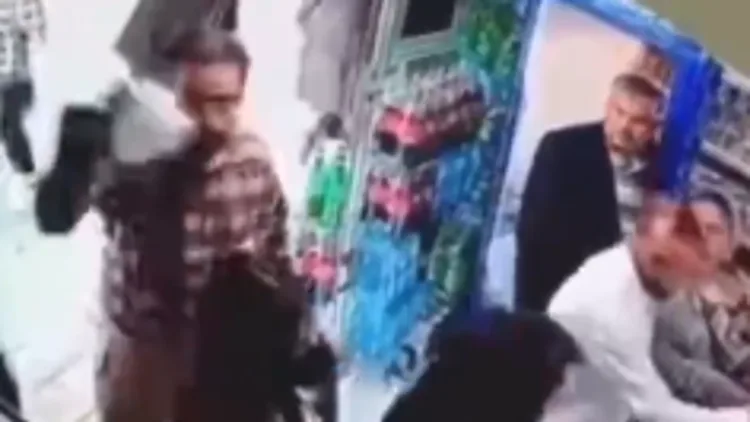 גבר רוקן דלי יוגורט על נשים באיראן