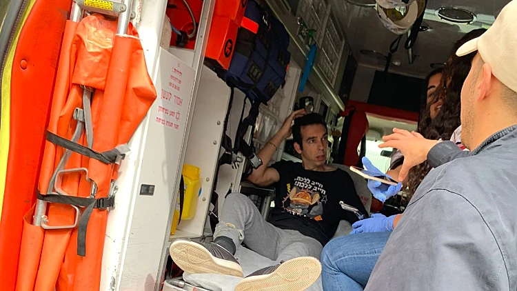 עודד פז נפל מהבמה באמצע הופעה ואז קרה משהו שהפתיע את כולם