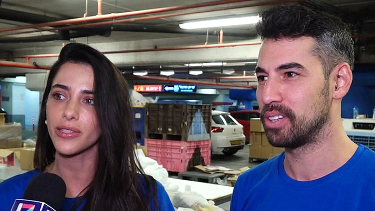 דורין דותן וגיא רוזן אורזים מארזי מזון עבור המשפחות של "פתחון לב"