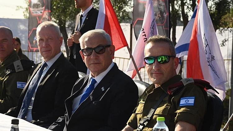 בנימין נתניהו ויואב גלנט בהרמת כוסית בבסיס צה"ל