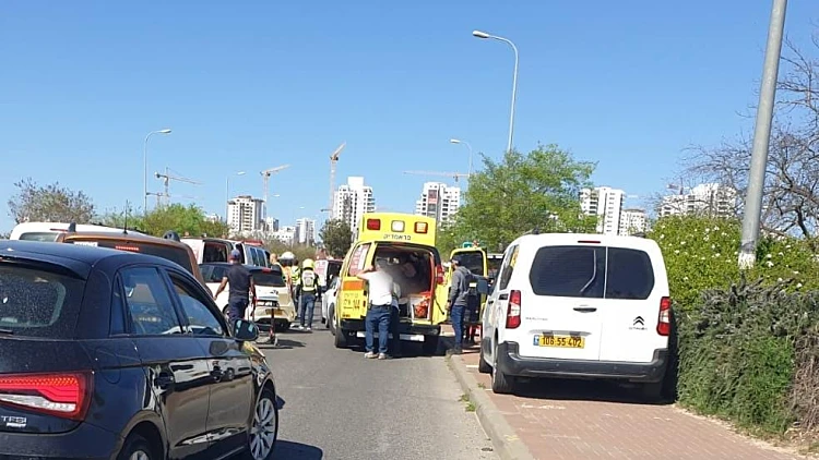 פיגוע דקירה ליד צריפין: שני חיילים נפצעו קשה וקל, המחבל נעצר