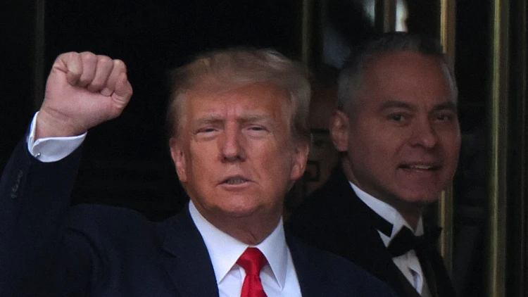 נשיא במעצר: טראמפ הועבר לידי ה-FBI בהקראת האישומים