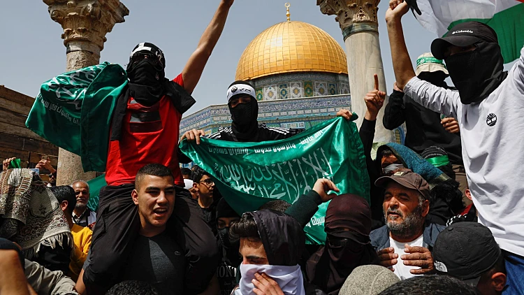 מתפללים בהר הבית עם דגלי חמאס ופלסטין